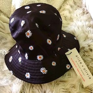 Alice +Olivia Reverisble Bucket Hat